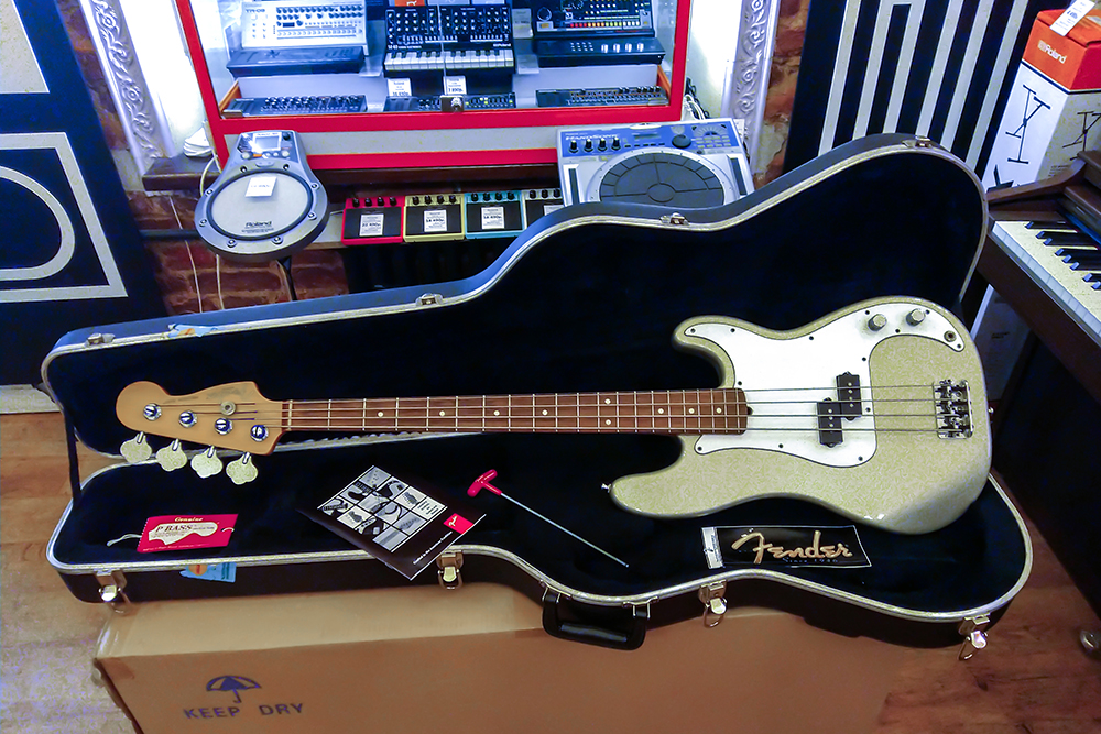 картинка Fender American Standard Precision Bass Inca Silver от магазина Multimusic